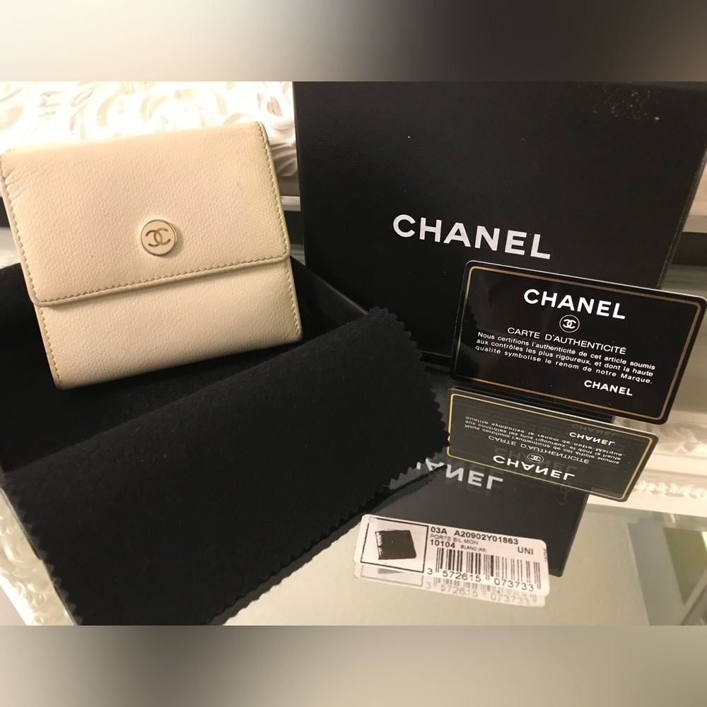Authentic Chanel CC Logo White Caviar Leather Tri-Fold Compact Vintage Wallet